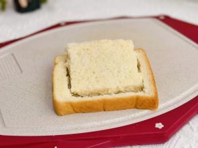 吐司片中间挖出来。