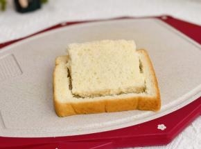 吐司片中间挖出来。