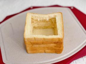 五片吐司边缘叠加，最底层的不用切用整片吐司片。