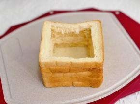 五片吐司边缘叠加，最底层的不用切用整片吐司片。