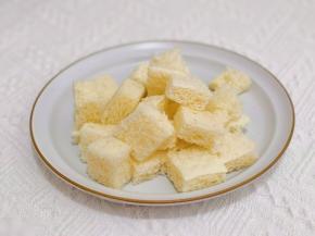 挖出来的吐司切小块。