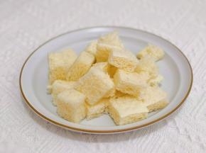 挖出来的吐司切小块。