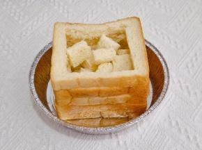 一半吐司块放入吐司框中。