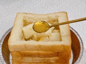 淋上黄油椰蓉蜂蜜。