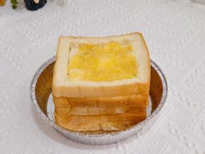 淋上黄油涂抹均匀。