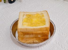 淋上黄油涂抹均匀。