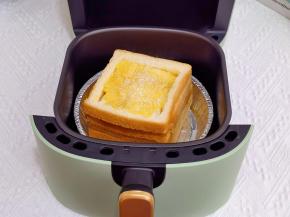 放入空气炸锅中。