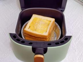 放入空气炸锅中。