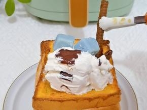 装饰冰淇淋，随意装饰。