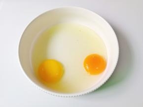 碗里打入两个鸡蛋。
