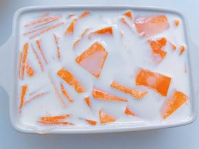 把做好的蛋奶液过筛烤碗里