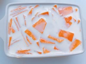 把做好的蛋奶液过筛烤碗里
