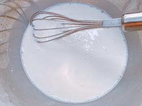 碗里加入牛奶和玉米淀粉搅拌均匀