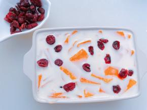 撒上蔓越莓干，放入预热好的烤箱中层200度烤20分钟左右