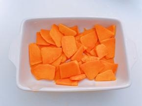 烤碗里铺上南瓜片