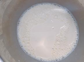 用蛋抽把鸡蛋完全打散