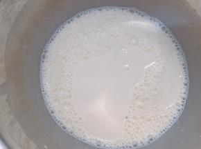 用蛋抽把鸡蛋完全打散