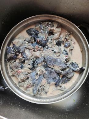 乌鸡剁成小块，放入两把面粉抓拌均匀！（乌鸡用面粉抓拌清洗，可以更好的把里面的杂质清洗干净！）