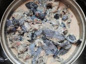 乌鸡剁成小块，放入两把面粉抓拌均匀！（乌鸡用面粉抓拌清洗，可以更好的把里面的杂质清洗干净！）