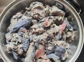 乌鸡在清水中反复清洗几遍。再捞出控干水分备用！