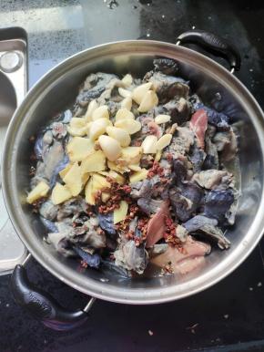 放入生姜，蒜瓣，花椒，一勺盐，适量的啤酒！（也可以把啤酒换成料酒，家里没有料酒了，我就用啤酒来代替！）