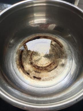 锅烧热，放入多一点的油！