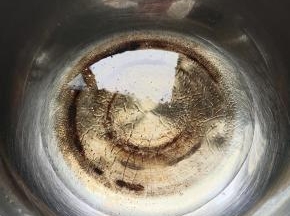 锅烧热，放入多一点的油！