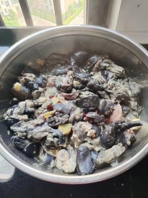 放入乌鸡翻炒至，乌鸡变色，水分炒干！