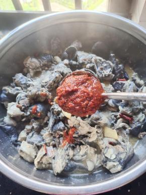 放入一大勺郫县豆瓣酱，翻炒均匀！