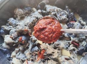 放入一大勺郫县豆瓣酱，翻炒均匀！