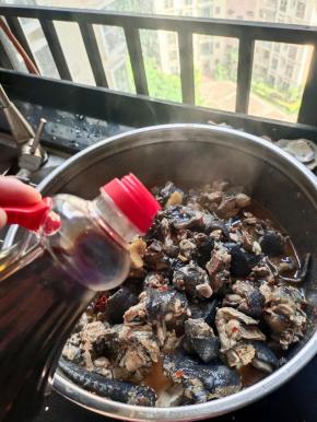 放入一大勺生抽！