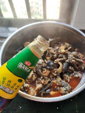 再倒入一大勺蚝油翻炒均匀！