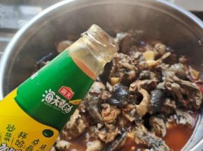 再倒入一大勺蚝油翻炒均匀！