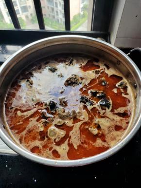 再倒入适量的开水，没过乌鸡肉！