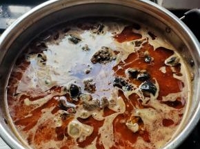 再倒入适量的开水，没过乌鸡肉！