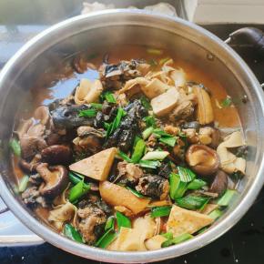 起锅前放入蒜苗，翻炒均匀即可食用！