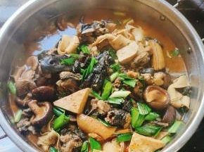 起锅前放入蒜苗，翻炒均匀即可食用！