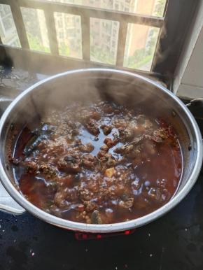 乌鸡炖了半个小时，已经熟了，脱骨了！