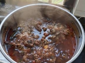 乌鸡炖了半个小时，已经熟了，脱骨了！