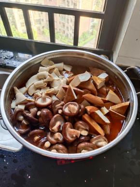 放入处理好的配菜:豆干，香菇，千张结！