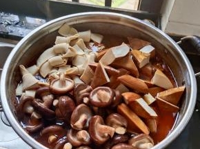 放入处理好的配菜:豆干，香菇，千张结！