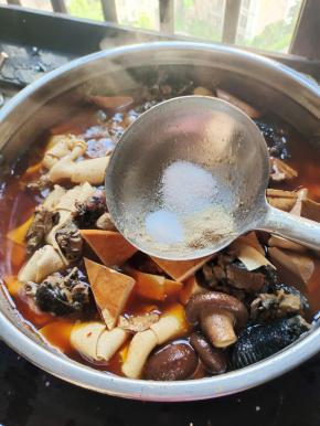 放入一勺盐，一勺胡椒粉，一勺白糖，翻炒均匀！