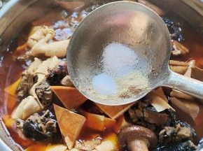 放入一勺盐，一勺胡椒粉，一勺白糖，翻炒均匀！
