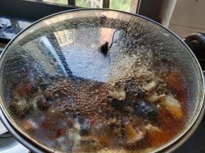 盖上盖子，继续焖煮10分钟！