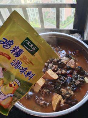 放入适量的鸡精调味！