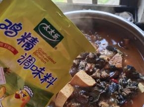 放入适量的鸡精调味！
