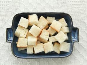吐司切成合适的块（吐司比较薄，可以用3片），铺入烤碗。
