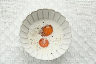 鸡蛋+牛奶+一点点黑胡椒碎。