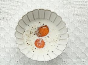鸡蛋+牛奶+一点点黑胡椒碎。