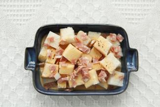 铺上切成小块的培根片。